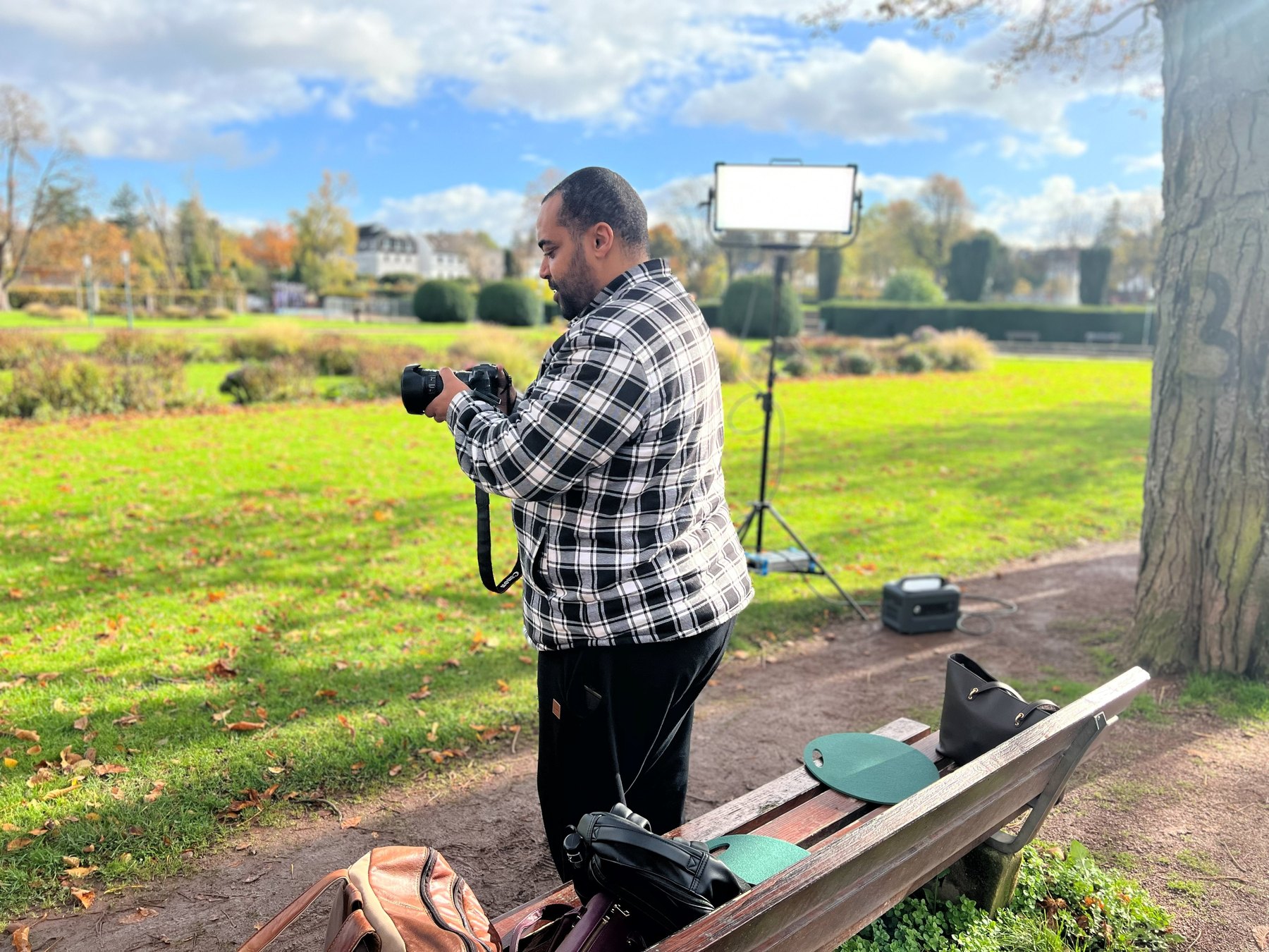 Kameraaufbau im Park waehrend der h_da Filmreihe