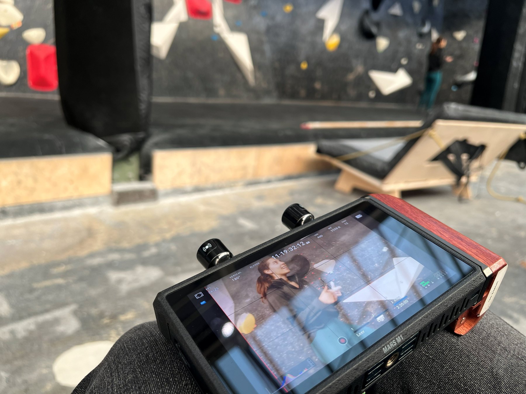 Monitorbild aus der Boulderhalle waehrend des Drehs
