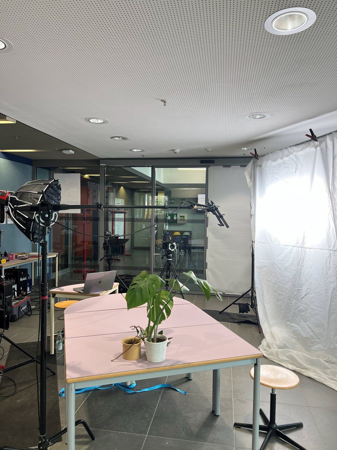 Interview-Set mit Lichtaufbau fuer die h_da Filmreihe
