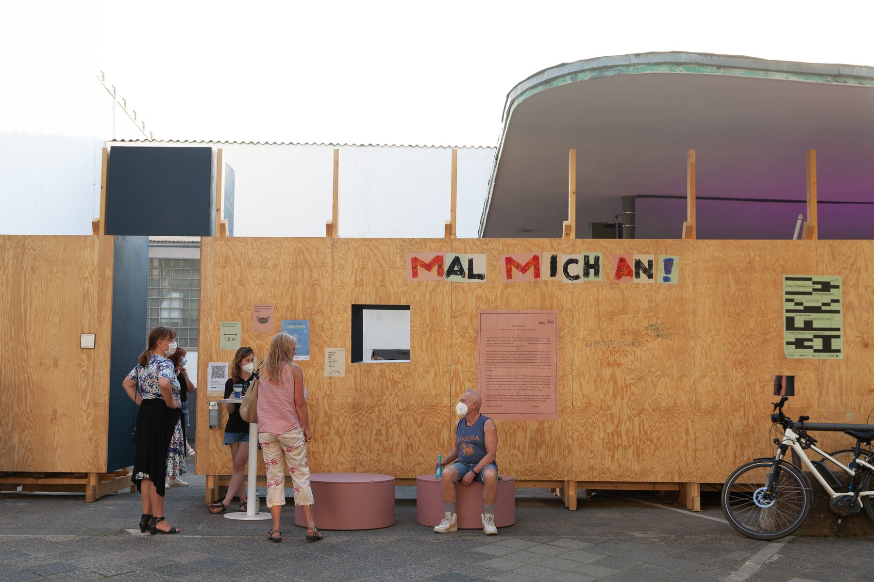 Besucherinnen und Besucher vor der Kulturtankstelle in Darmstadt