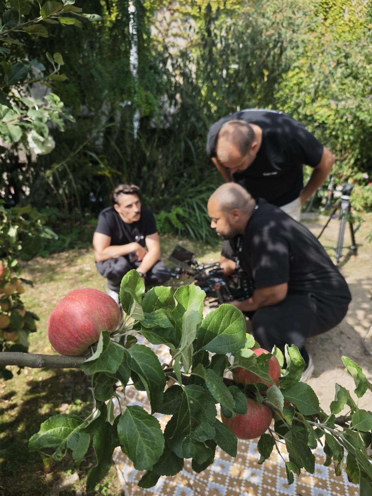 Crew bereitet den Mimose-Dreh im Garten vor