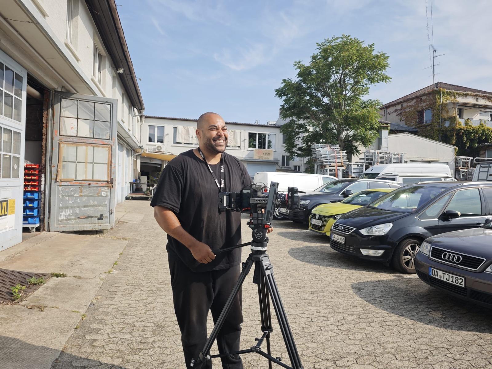 Kameraaufbau im Studio-Hof waehrend des Mimose-Drehs