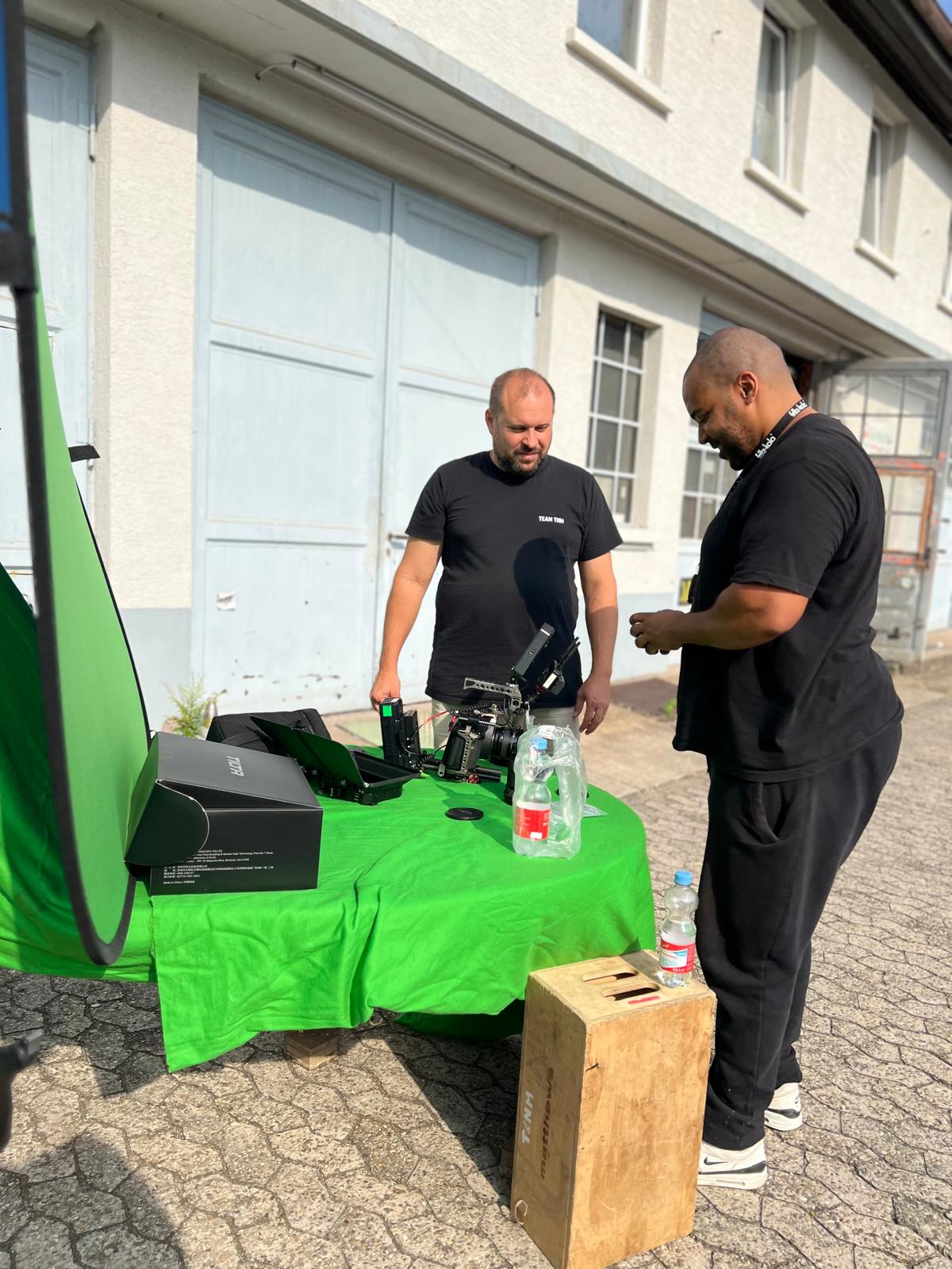 Crew neben Green-Screen-Equipment am Set