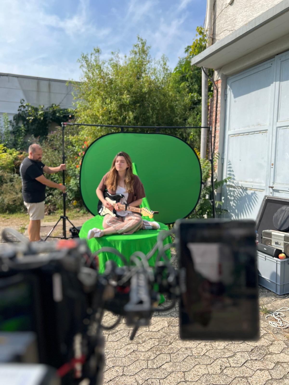 Mimose vor dem Green Screen am Set