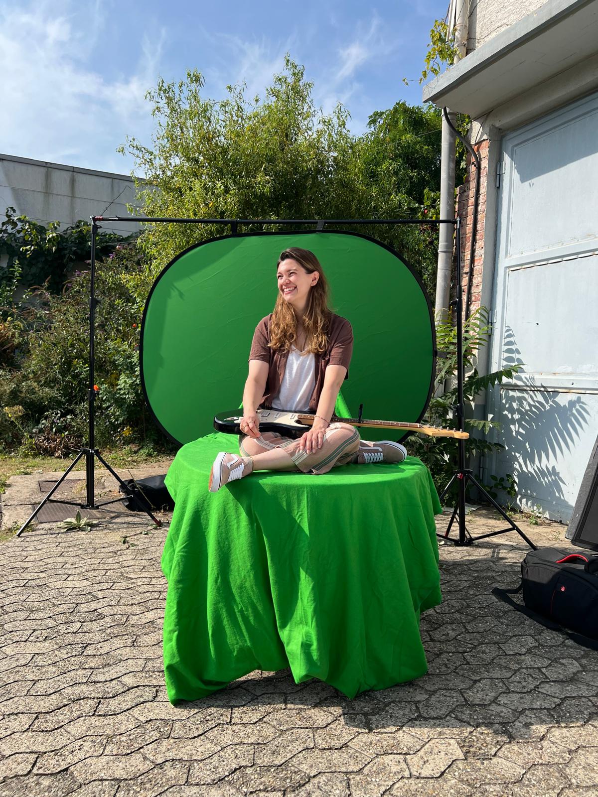 Mimose im Green-Screen-Setup waehrend des Drehs